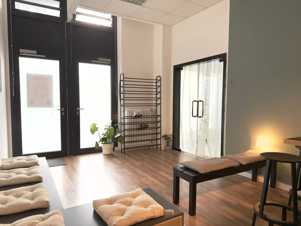 Lounge and entrance area with benches and plants